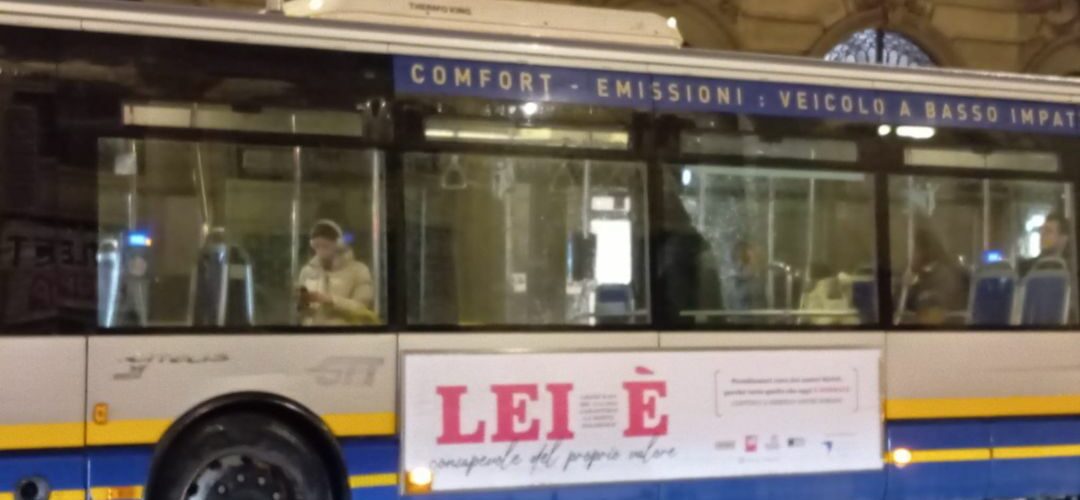 Sui bus e tram di Torino arriva la Campagna sui diritti delle donne