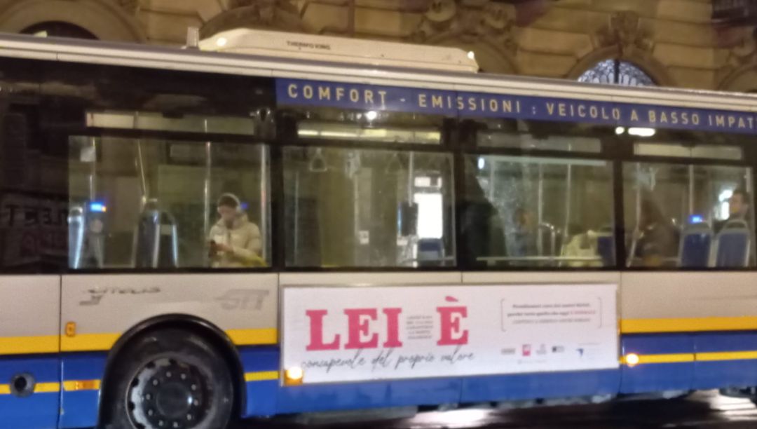 Sui bus e tram di Torino arriva la Campagna sui diritti delle donne