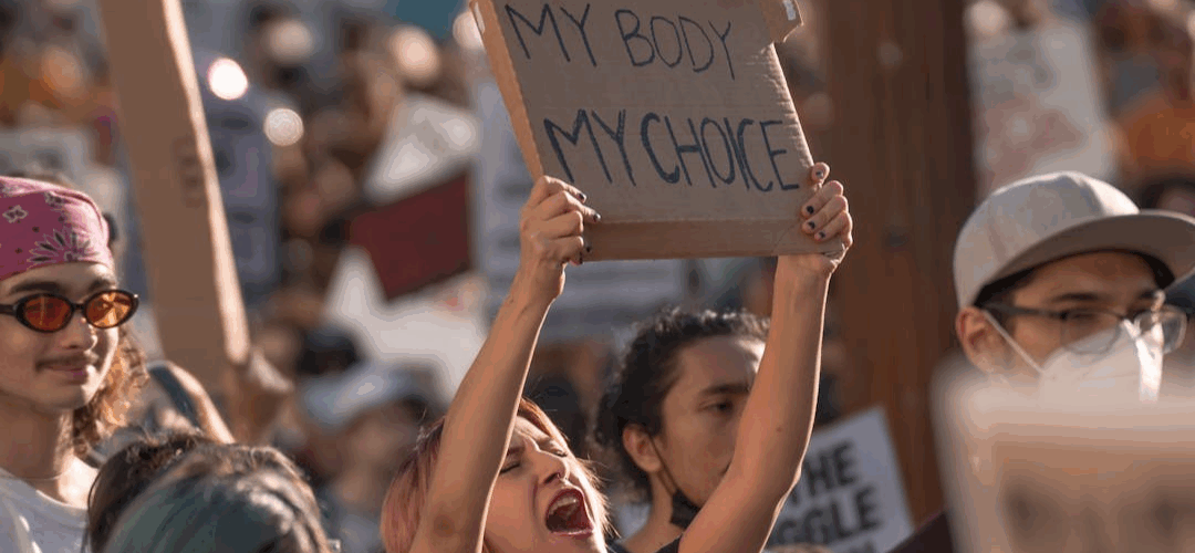 LA STRATEGIA DEGLI ANTI-SCELTA, VOLONTARIATO E STIGMA SOCIALE PER LIMITARE IL DIRITTO ALL’ABORTO