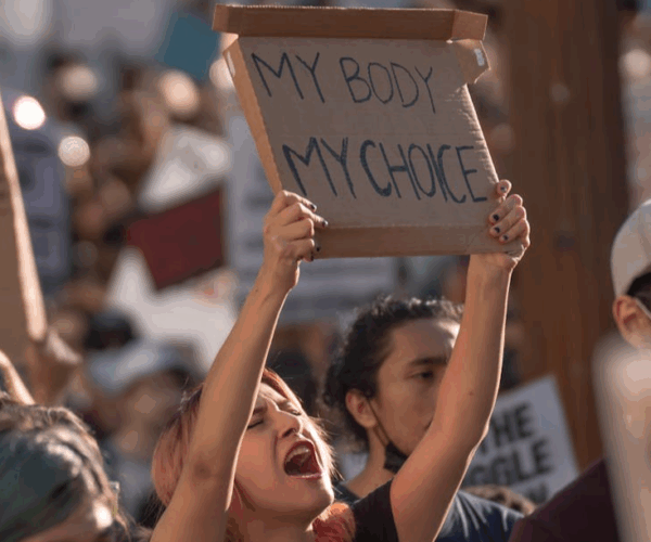 LA STRATEGIA DEGLI ANTI-SCELTA, VOLONTARIATO E STIGMA SOCIALE PER LIMITARE IL DIRITTO ALL’ABORTO