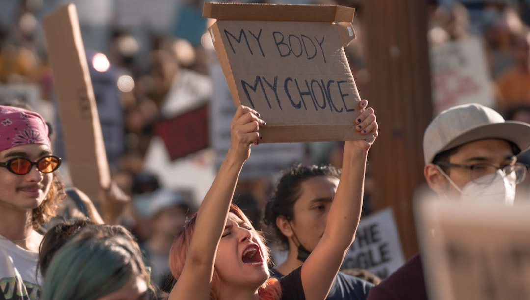 LA STRATEGIA DEGLI ANTI-SCELTA, VOLONTARIATO E STIGMA SOCIALE PER LIMITARE IL DIRITTO ALL’ABORTO